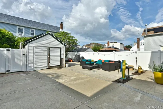 a view of a house with backyard