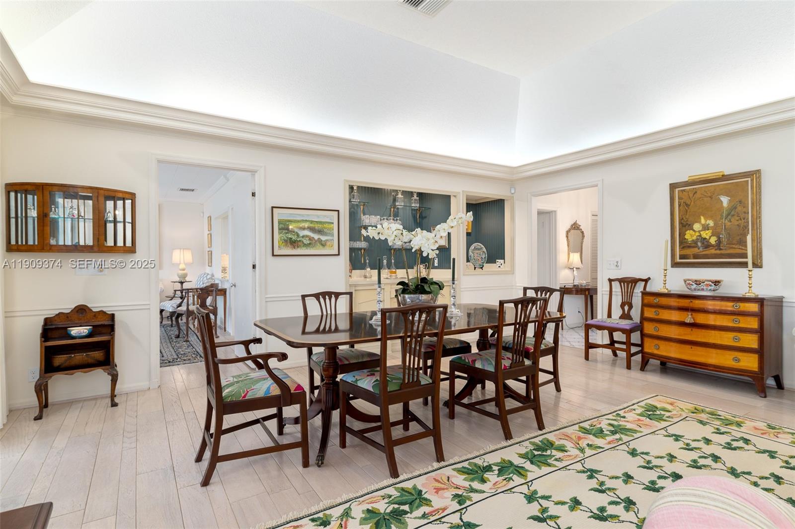 18 Gomez Road Jupiter Island, FL 33455 - Photo 7 of 34 a view of a livingroom and dining room