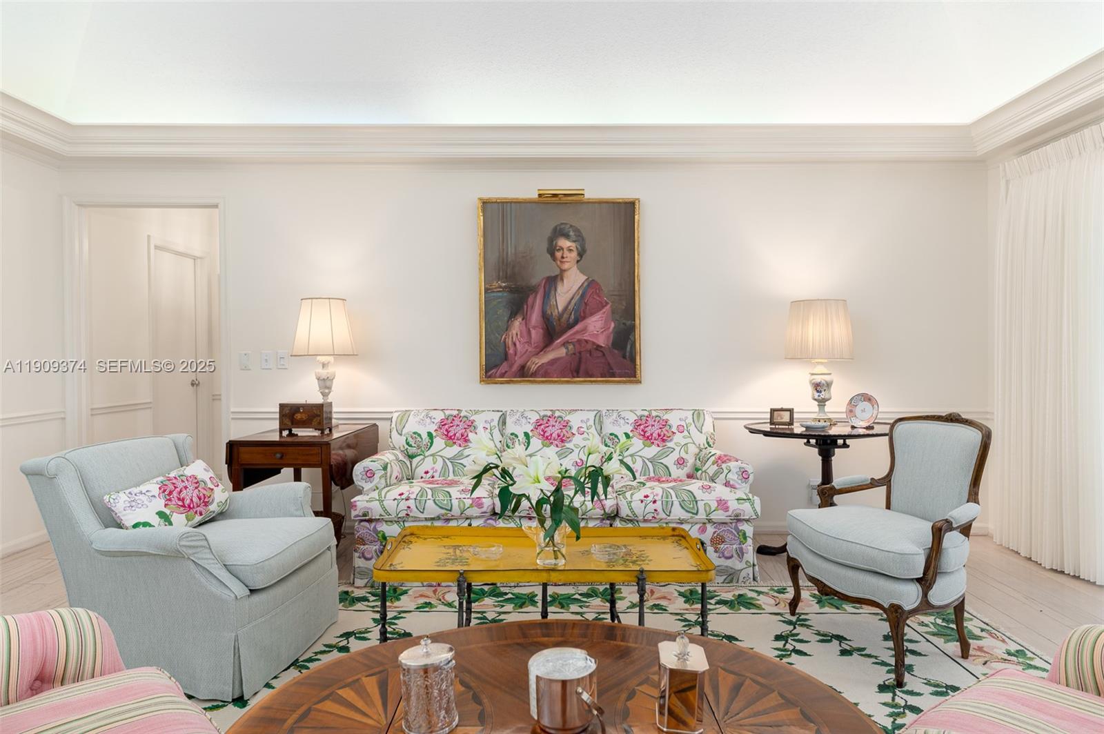 18 Gomez Road Jupiter Island, FL 33455 - Photo 8 of 34 a living room with furniture and wall paintings