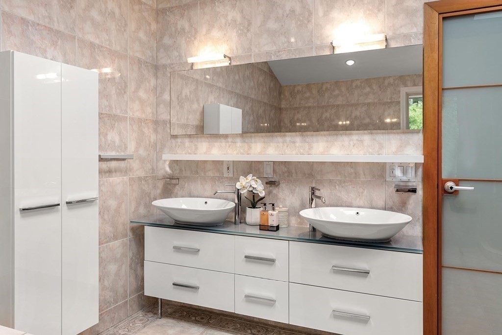 43 Ober Road Newton, MA 02459 - Photo 9 of 16 a bathroom with a toilet and a sink
