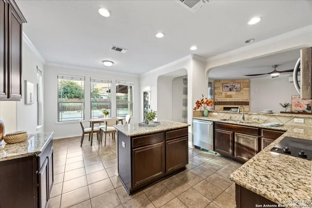 an entryway in a room