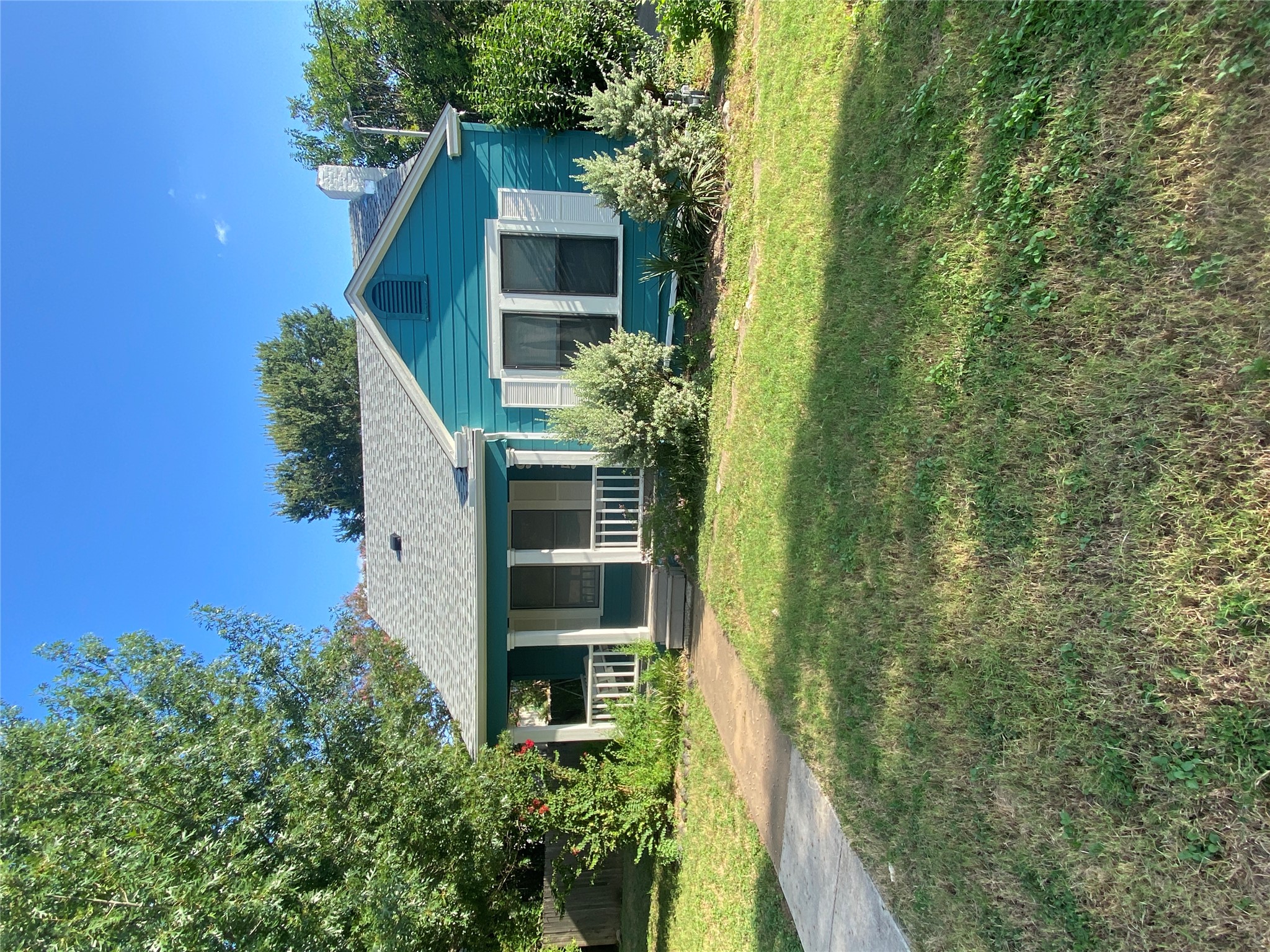 915 West 29th Street Austin, TX 78705 - Photo 1 of 20 A charming teal cottage with a welcoming covered front porch awaits its new residents.