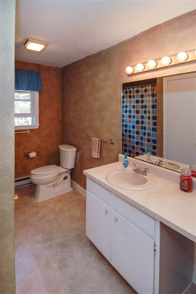 8 Pierce Road Raymond, NH 03077 - Photo 11 of 37