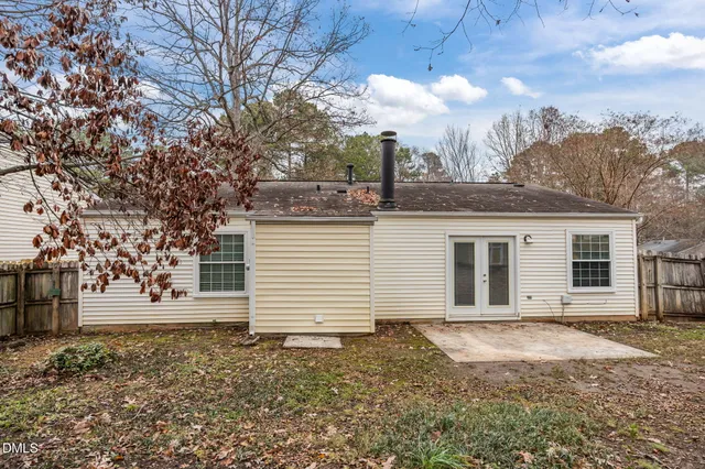 a view of a house with a backyard