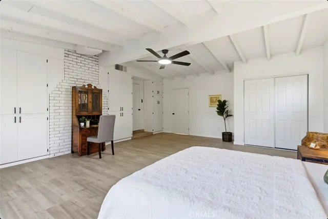a view of a livingroom with furniture and a ceiling fan