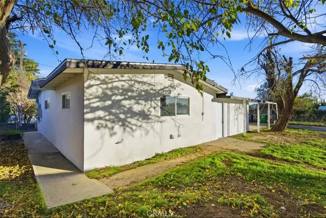 a view of a house with a yard