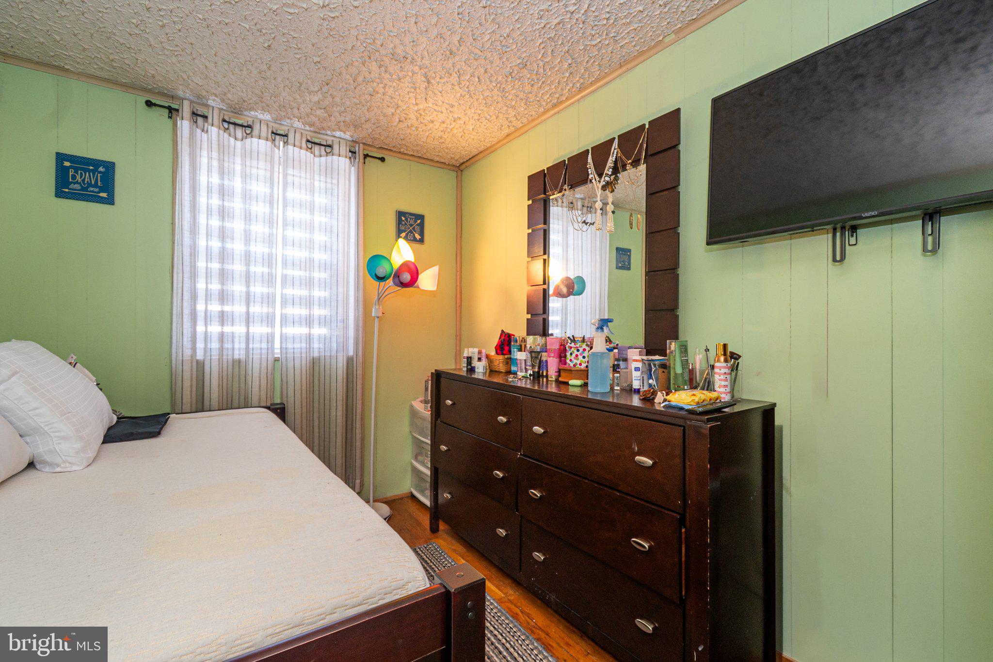 2929 Mallview Road Baltimore, MD 21230 - Photo 11 of 35 Cozy retreat with vibrant accents.