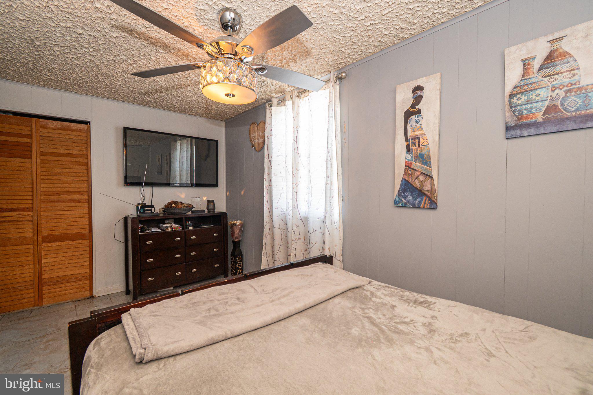 2929 Mallview Road Baltimore, MD 21230 - Photo 10 of 35 Cozy bedroom with artistic accents.