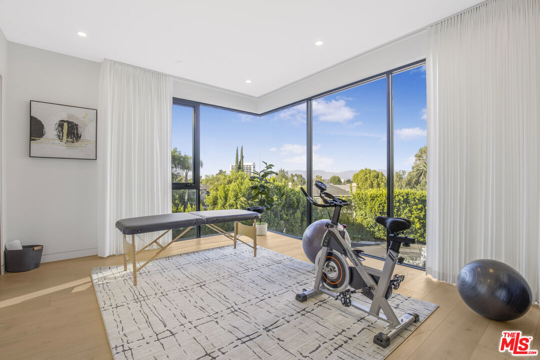 4246 Levitt Lane Sherman Oaks, CA 91403 - Photo 24 of 63 a workspace with furniture and a window