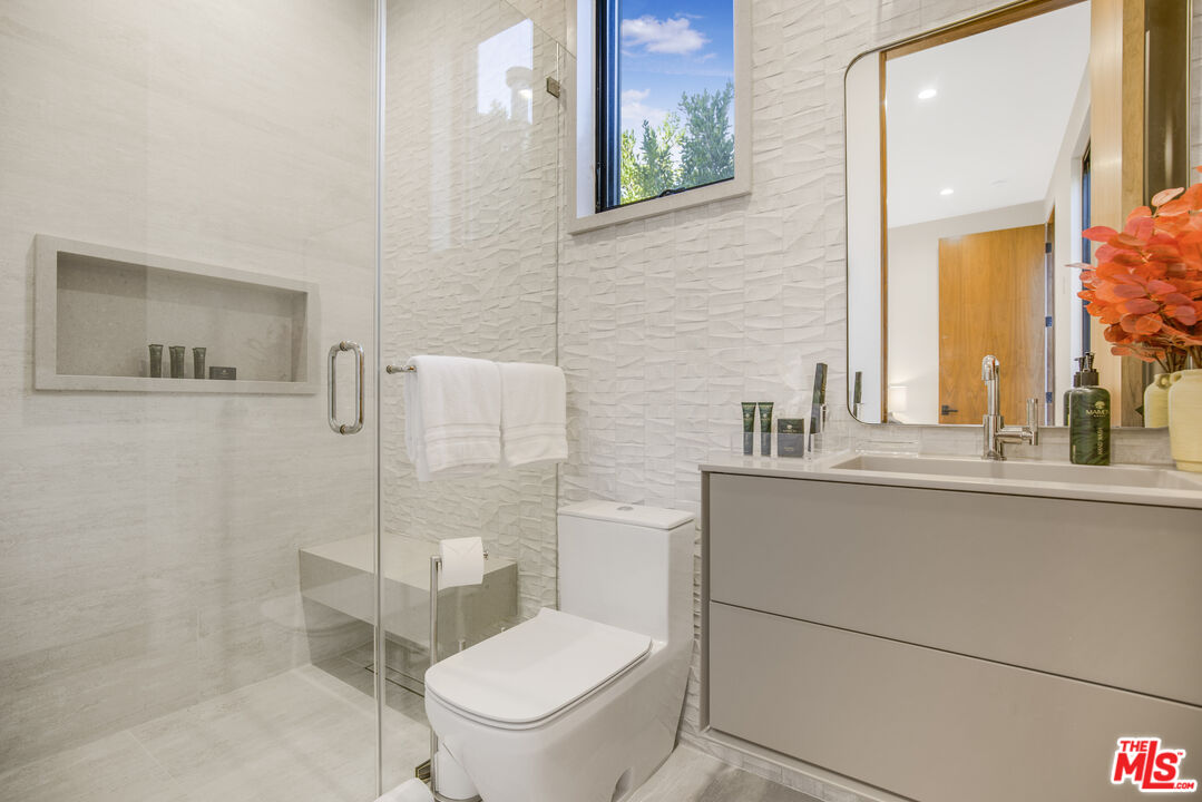 4246 Levitt Lane Sherman Oaks, CA 91403 - Photo 44 of 63