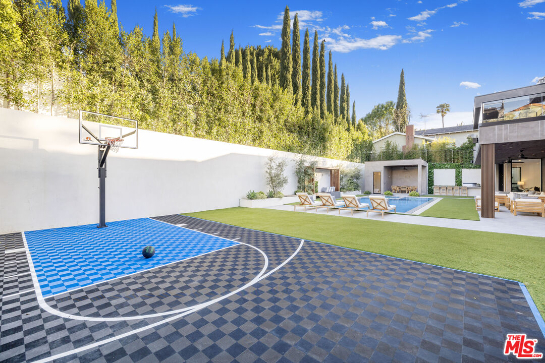 4246 Levitt Lane Sherman Oaks, CA 91403 - Photo 56 of 63 a view of a patio with a table and chairs