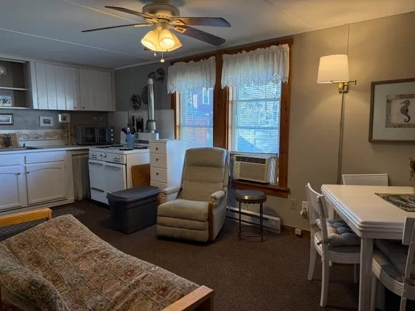 $1,600 | 5 10th Street, Unit REAR, Hampton, NH 03842