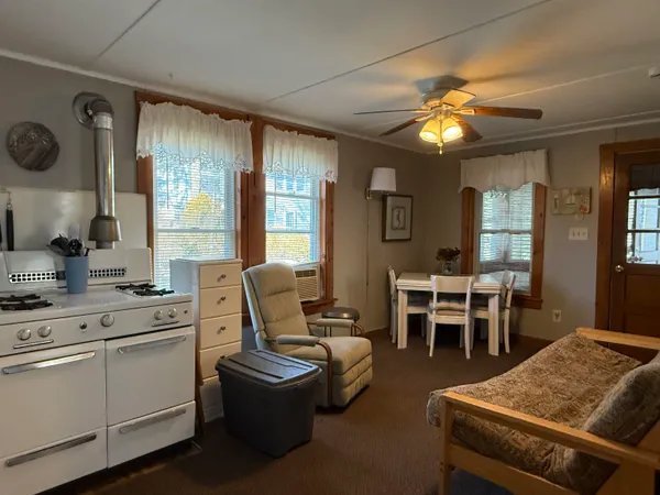 $1,600 | 5 10th Street, Unit REAR, Hampton, NH 03842