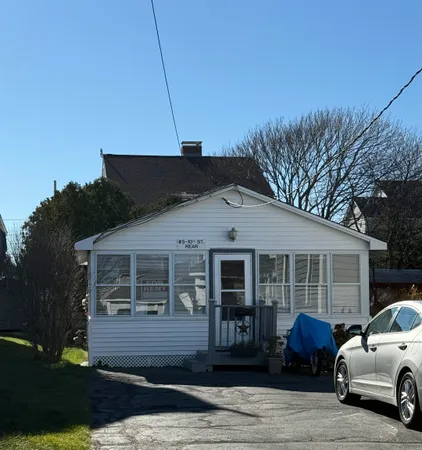 $1,600 | 5 10th Street, Unit REAR, Hampton, NH 03842