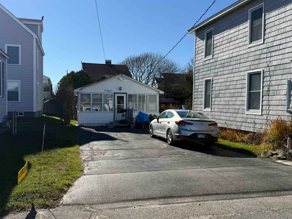 $1,600 | 5 10th Street, Unit REAR, Hampton, NH 03842