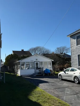 $1,600 | 5 10th Street, Unit REAR, Hampton, NH 03842