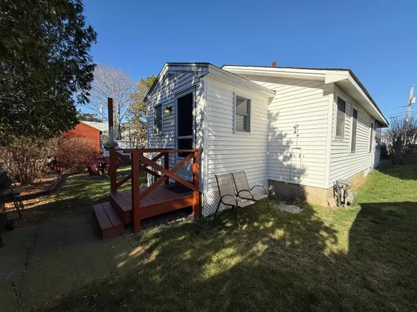 $1,600 | 5 10th Street, Unit REAR, Hampton, NH 03842