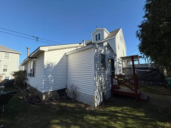 $1,600 | 5 10th Street, Unit REAR, Hampton, NH 03842