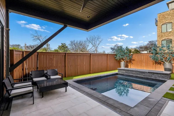 a view of sitting area with furniture in front of house