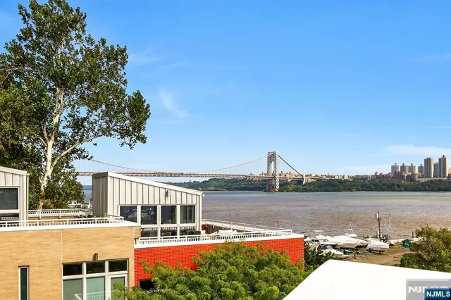 $9,200 | 22 Vela Way, Edgewater, NJ 07020