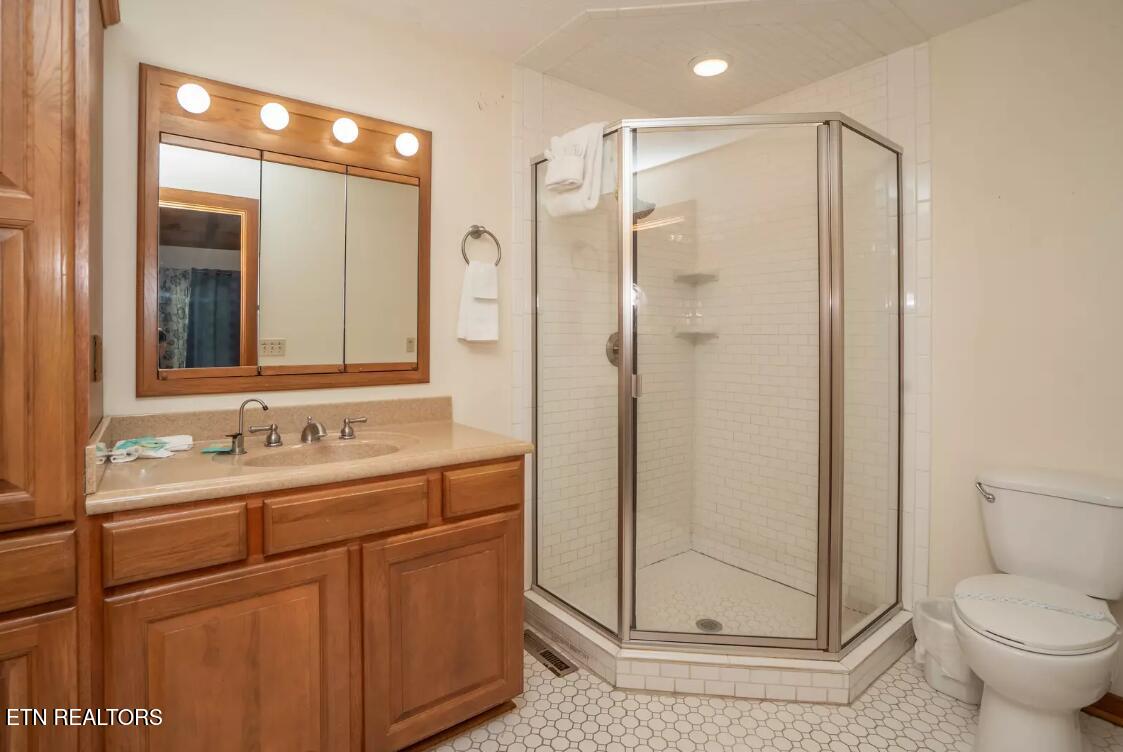 665 Gists Creek Road Sevierville, TN 37876 - Photo 33 of 53 large_bathroom_3