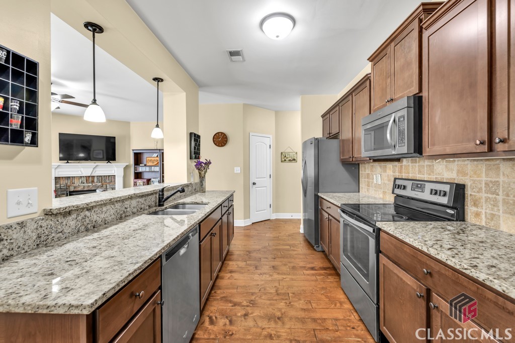1102 Blackstone Way Atlanta, GA 30339 - Photo 11 of 43 Tiled Backsplash