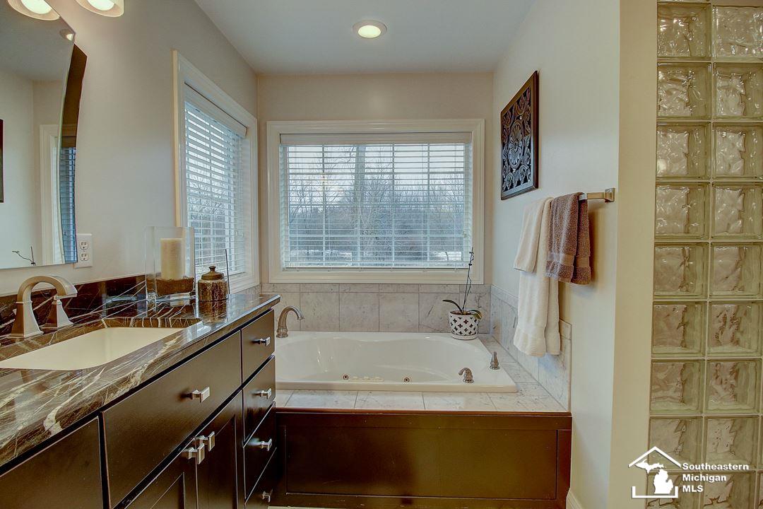 14225 Darling Road Milan, MI 48160 - Photo 18 of 39 50006608-17.JPG