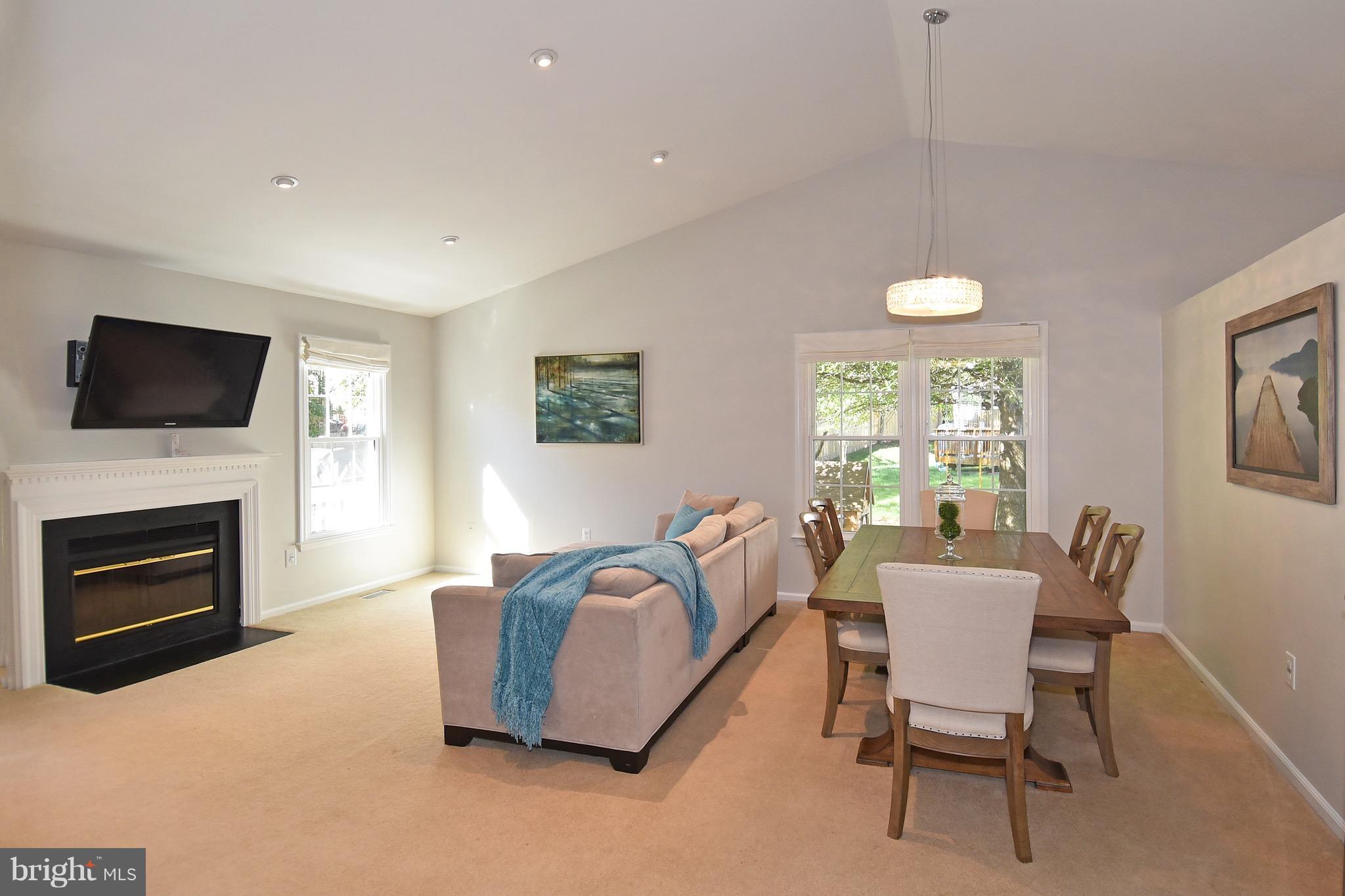 13816 Ranch Place North Potomac, MD 20878 - Photo 2 of 30 Living Room
