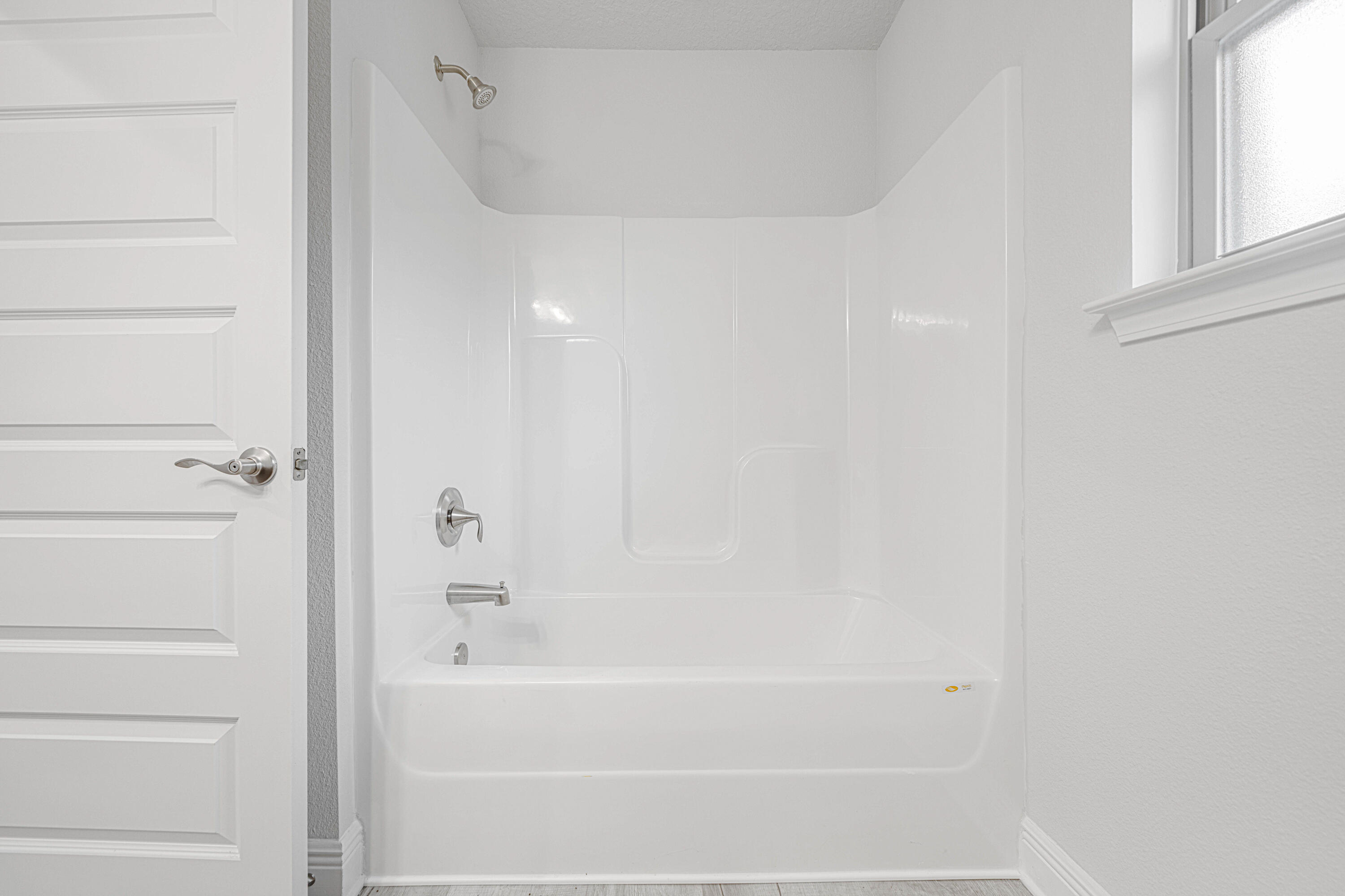 2004 Broad Street Crestview, FL 32536 - Photo 39 of 46 a bathroom with a bathtub