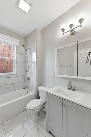 $1,350 | 4162 Shenandoah Avenue, Unit 2W, St. Louis, MO 63110