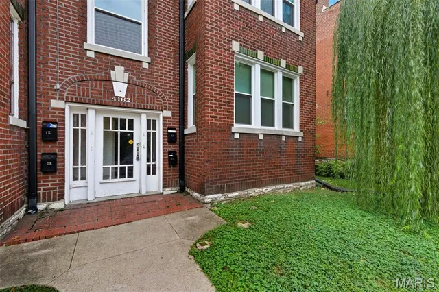 $1,350 | 4162 Shenandoah Avenue, Unit 2W, St. Louis, MO 63110