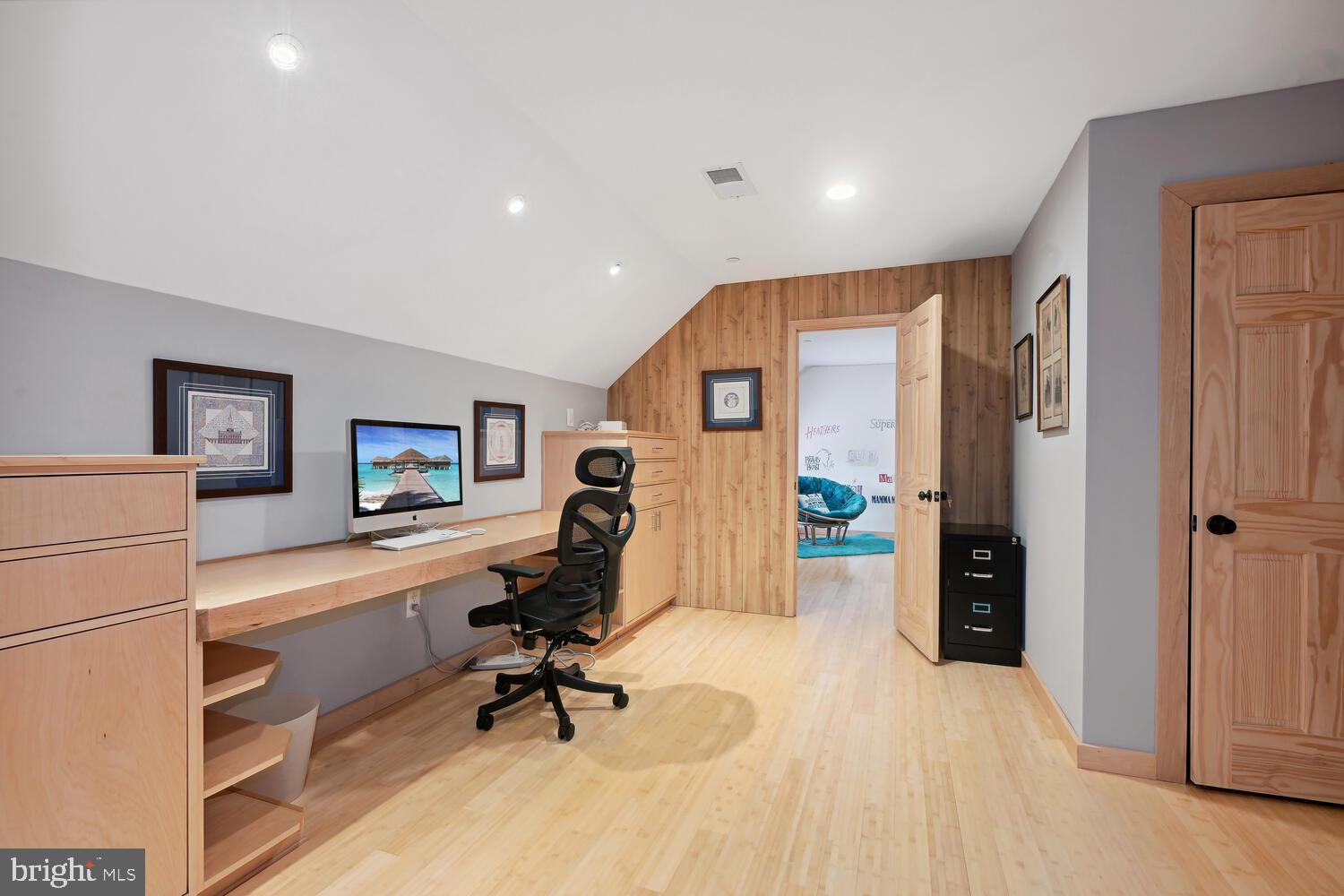 8101 Custer Road Bethesda, MD 20814 - Photo 45 of 77 Upper level office space