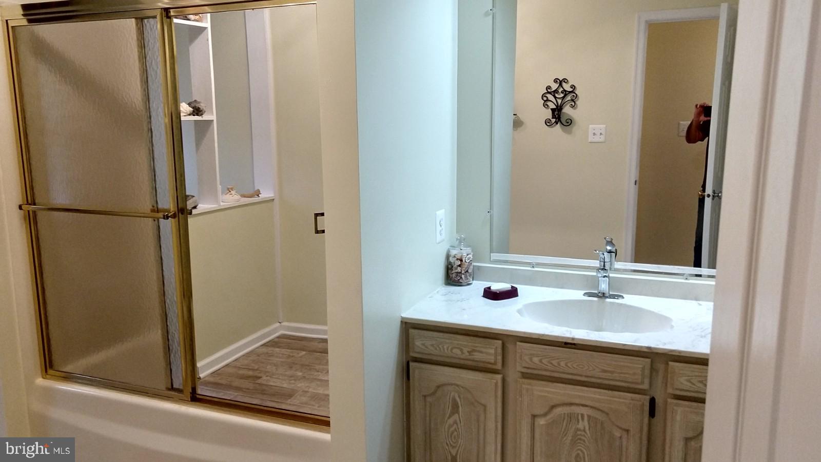 5582 Quiet Brook Road Fairfax, VA 22030 - Photo 24 of 31 Full bath behind mirrored sliding shower door.