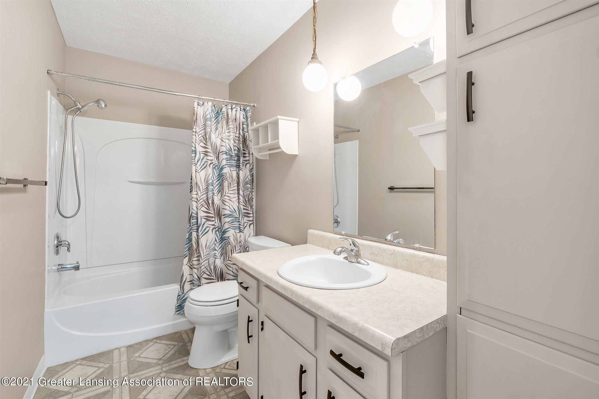 860 Armstrong Road, Unit 5 Lansing, MI 48911 - Photo 24 of 35 FULL BATH