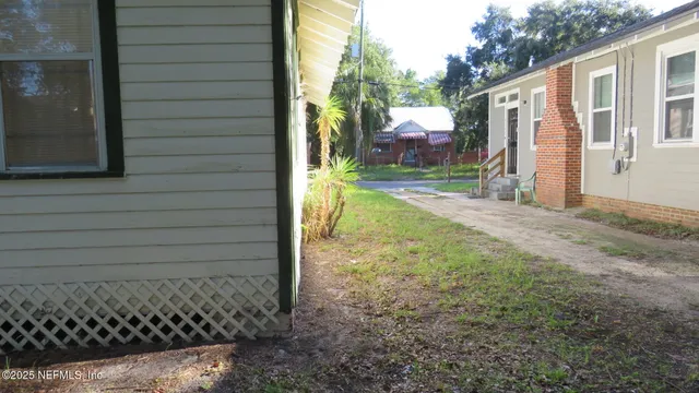 a view of a back yard of the house