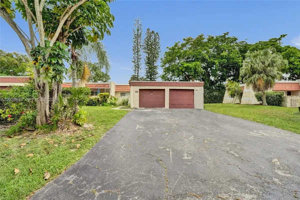 $2,300 | 9540 Oakburst Lane, Unit D8, Tamarac, FL 33321