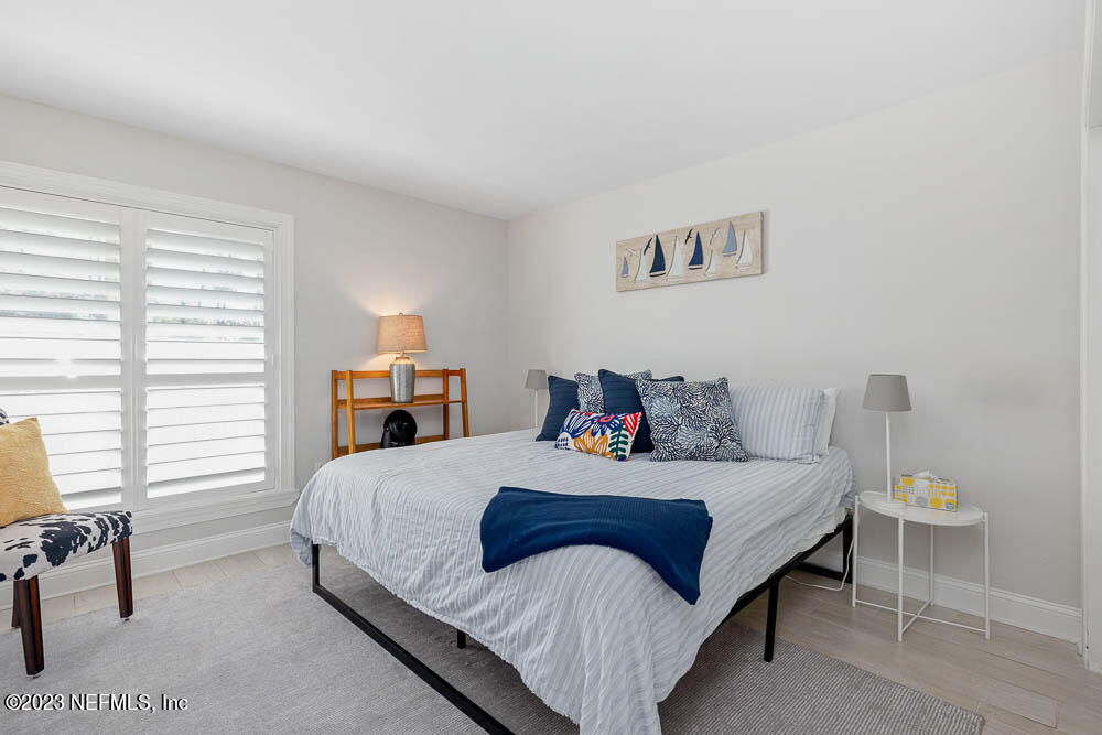 10 Cove Road Ponte Vedra Beach, FL 32082 - Photo 17 of 31 a bedroom with a bed and a table