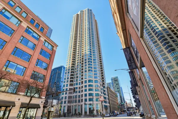 $335,000 | 400 North LaSalle Drive, Unit 2208, Chicago, IL 60654