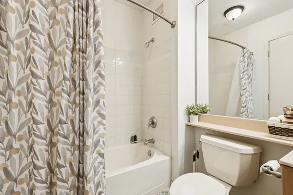 $335,000 | 400 North LaSalle Drive, Unit 2208, Chicago, IL 60654