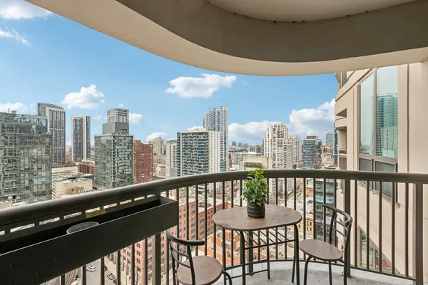 $335,000 | 400 North LaSalle Drive, Unit 2208, Chicago, IL 60654