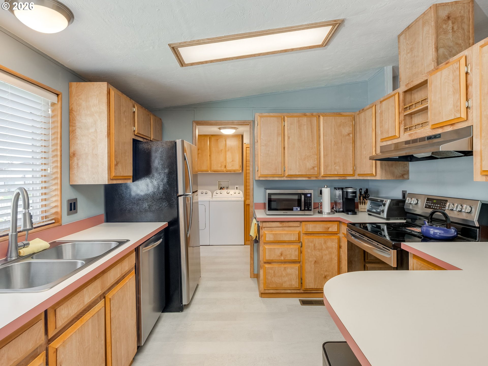4730 Auburn Road Northeast, Unit 125 Salem, OR 97301 - Photo 8 of 36 a kitchen with stainless steel appliances granite countertop a sink stove and refrigerator