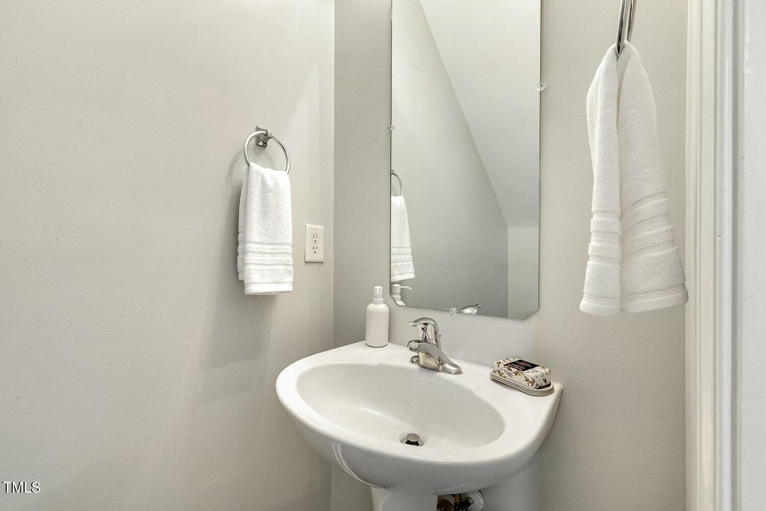 104 Caley Road Apex, NC 27502 - Photo 21 of 49 Powder room