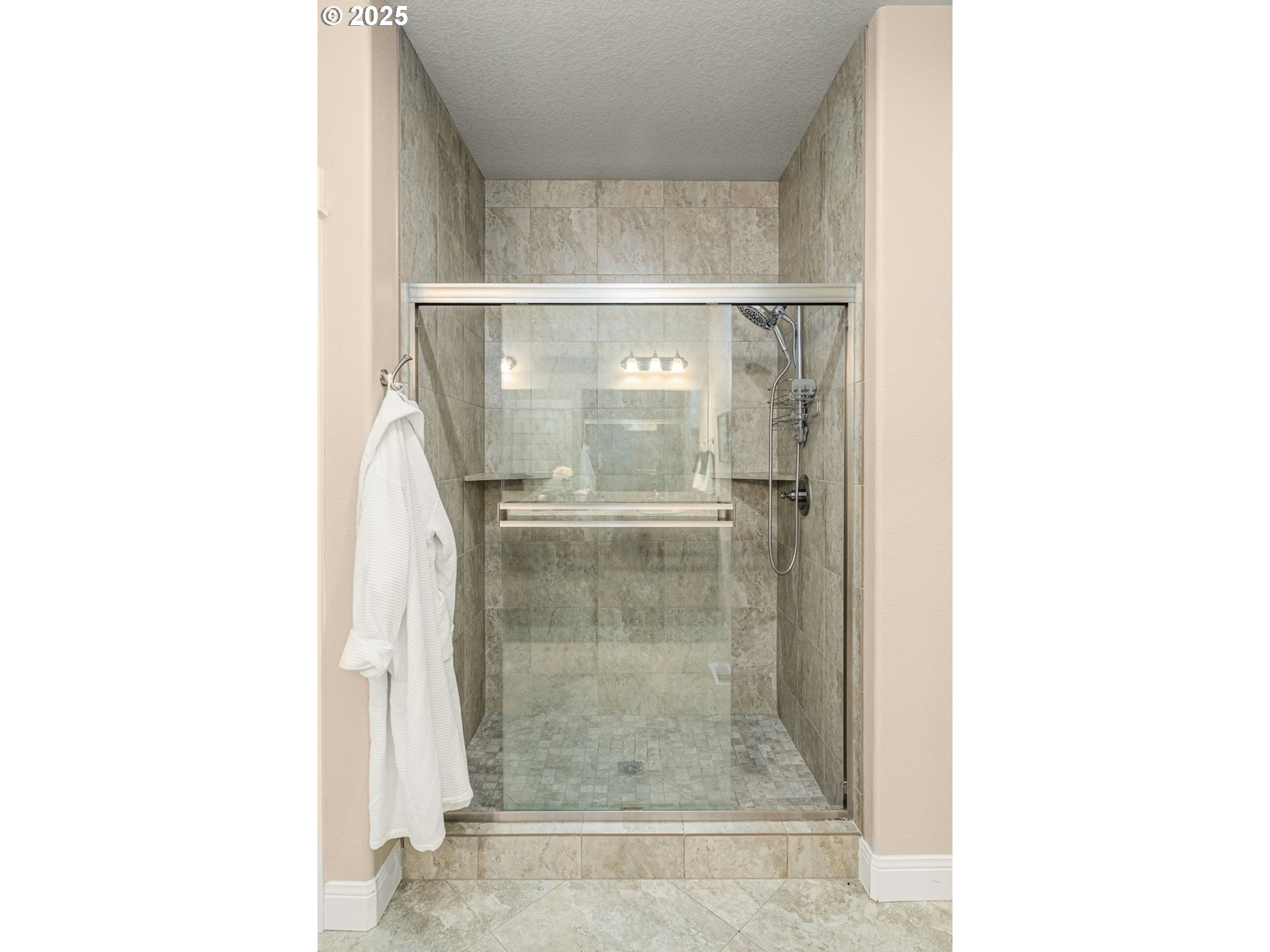 312 Southeast 13th Place Canby, OR 97013 - Photo 19 of 37 En Suite Bathroom