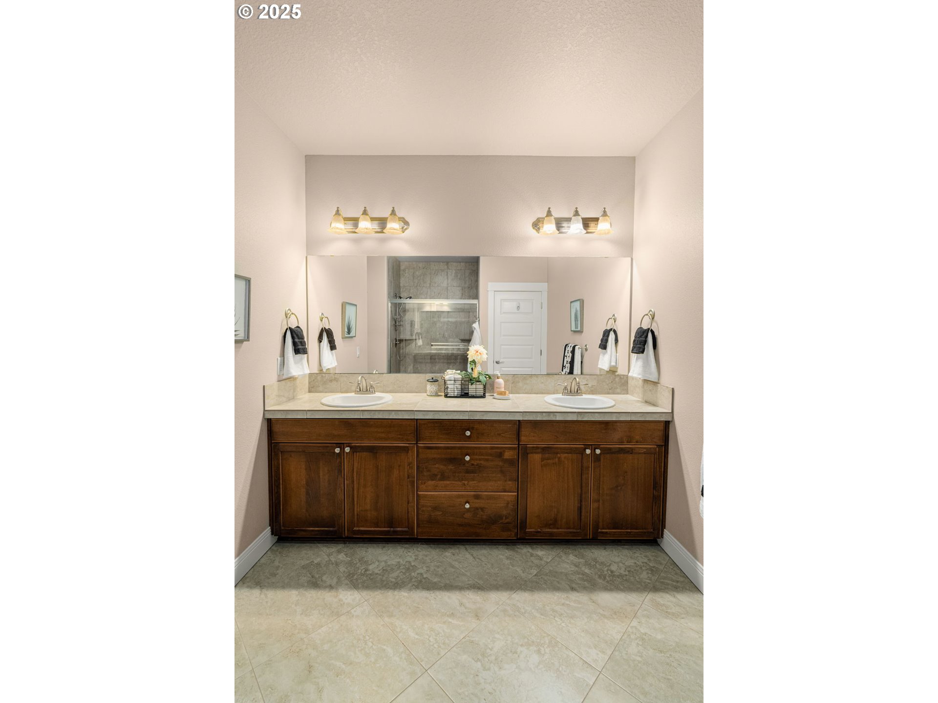 312 Southeast 13th Place Canby, OR 97013 - Photo 20 of 37 En Suite Bathroom