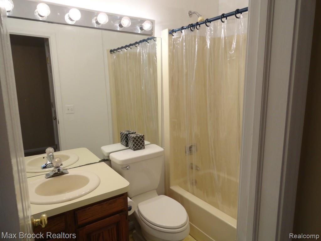 2071 North Fairview Lane Rochester Hills, MI 48306 - Photo 32 of 40