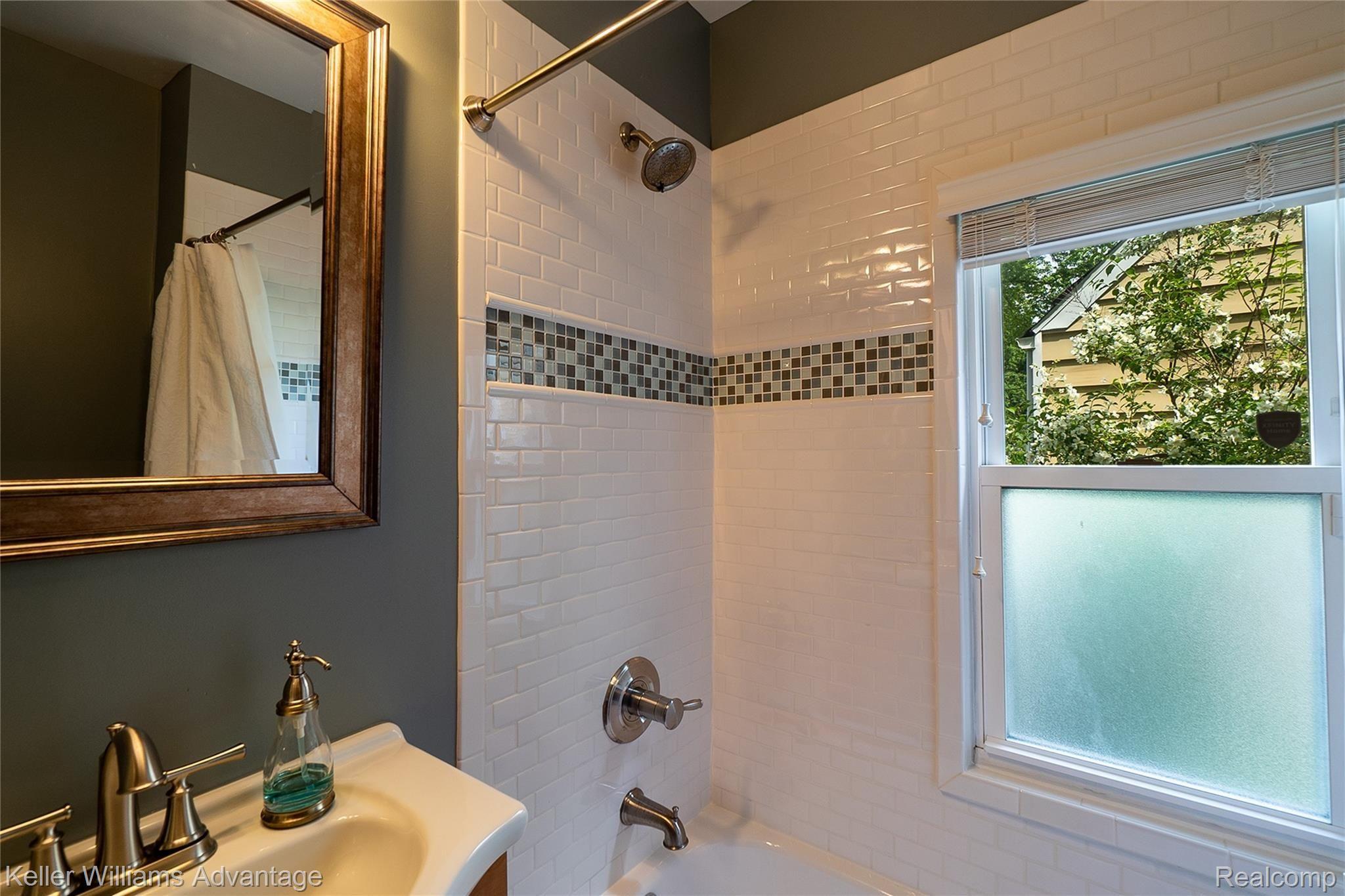 2685 Wakefield Road Berkley, MI 48072 - Photo 20 of 42 WakefieldRd_2685_Full Bath A2.jpg
