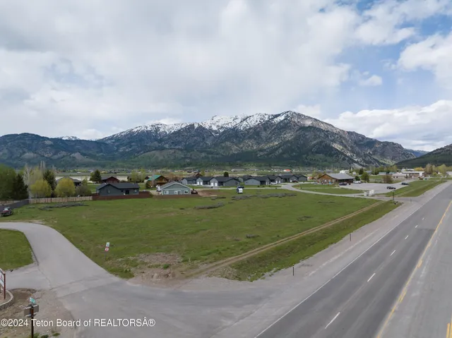 $999,900 | 362 Deer Lane, Alpine, WY 83128