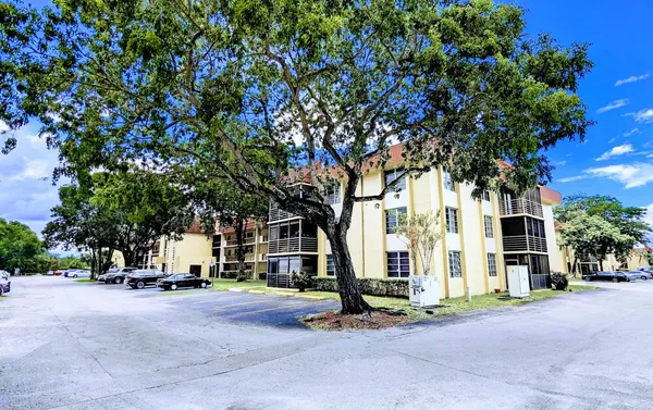 $2,000 | 3253 Foxcroft Road, Unit 210, Miramar, FL 33025