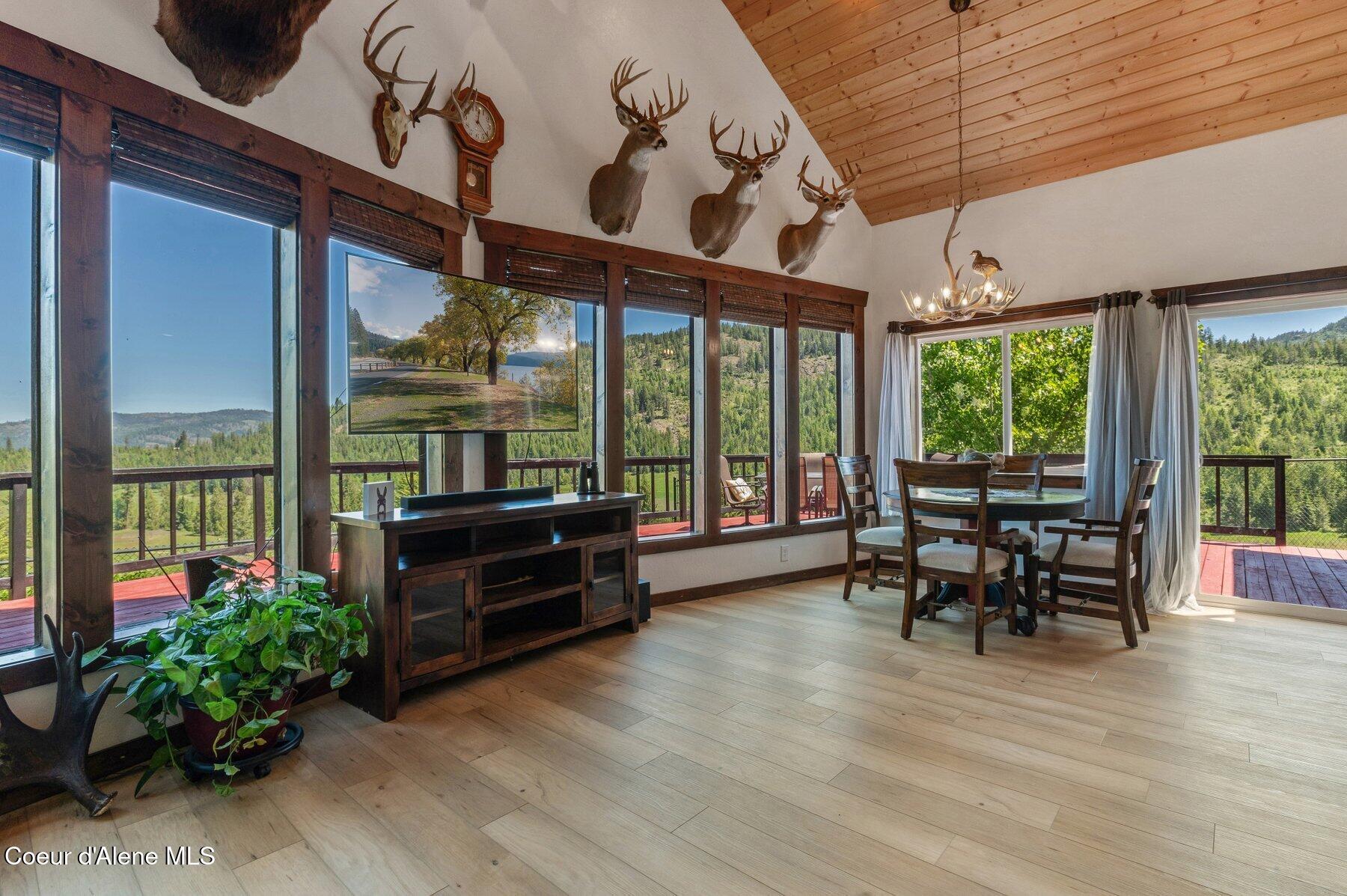 2902 Jewel Lake Road Sagle, ID 83860 - Photo 11 of 51 Great Room