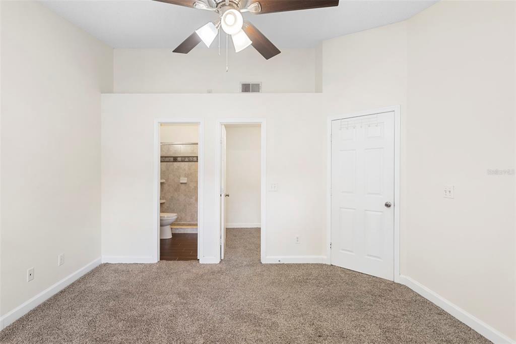 949 Tillery Way, Unit 101 Orlando, FL 32828 - Photo 24 of 38 an empty room with chandelier fan